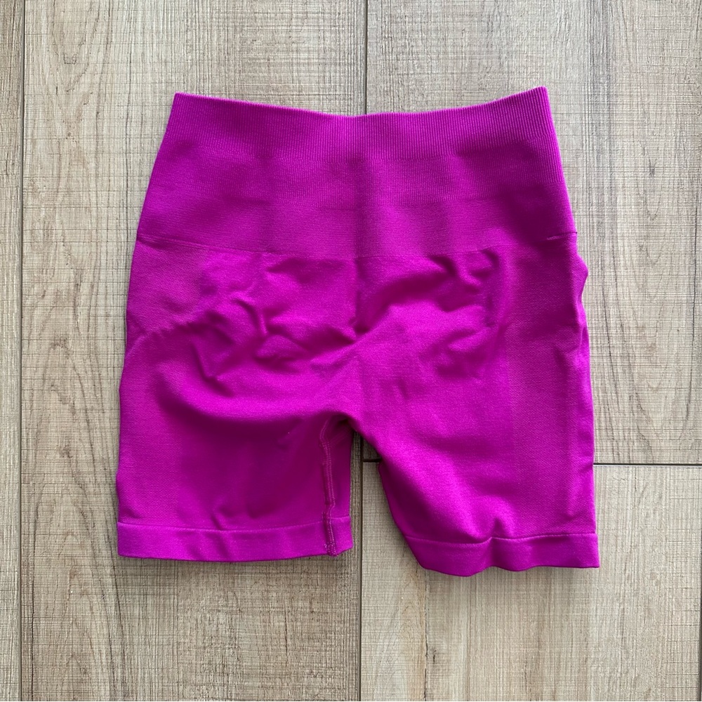 Alphalete Amplify 4.5” Shorts Magenta - Picture 2 of 3